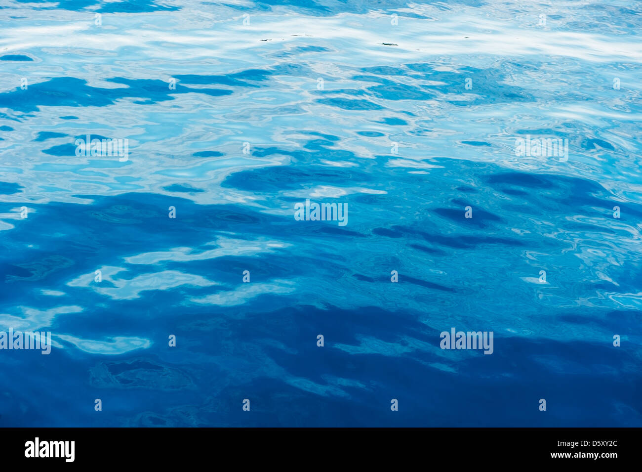 Sullo sfondo di un blu acqua increspata Foto Stock