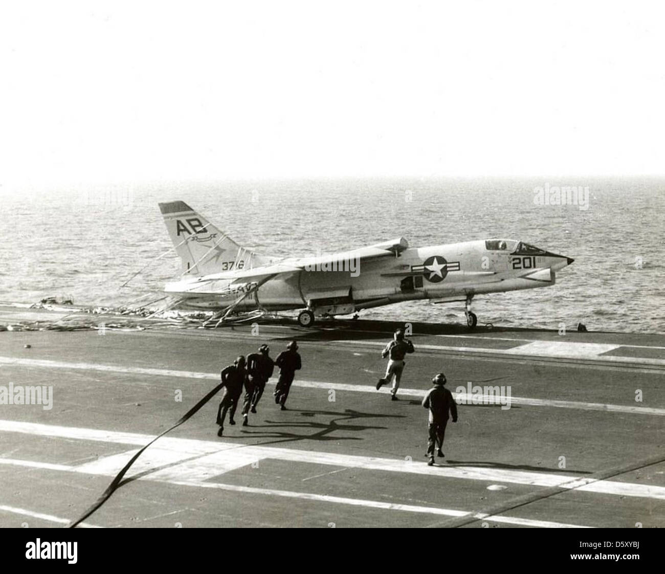 Il Vought F-8 Crusader era un aereo da caccia basato sulle portaerei utilizzato dalla Marina degli Stati Uniti. Conosciuto per la sua velocità, agilità ed efficacia in combattimento, il Crusader servì come una superiorità aerea chiave e combattente d'attacco durante la Guerra fredda. È stato uno dei principali aerei da difesa della flotta della Marina durante gli anni '1950 e '1960 Foto Stock