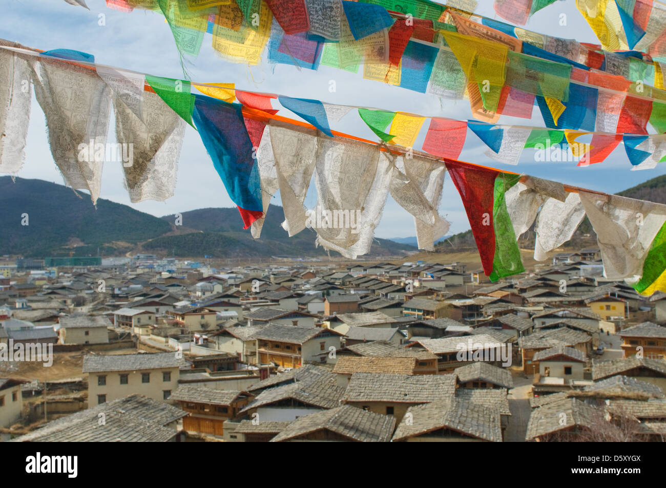 Preghiera tibetano flags over Shangri-la Cina Foto Stock