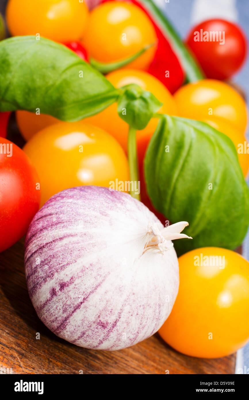 Ortaggi freschi sul tavolo vicino fino Foto Stock