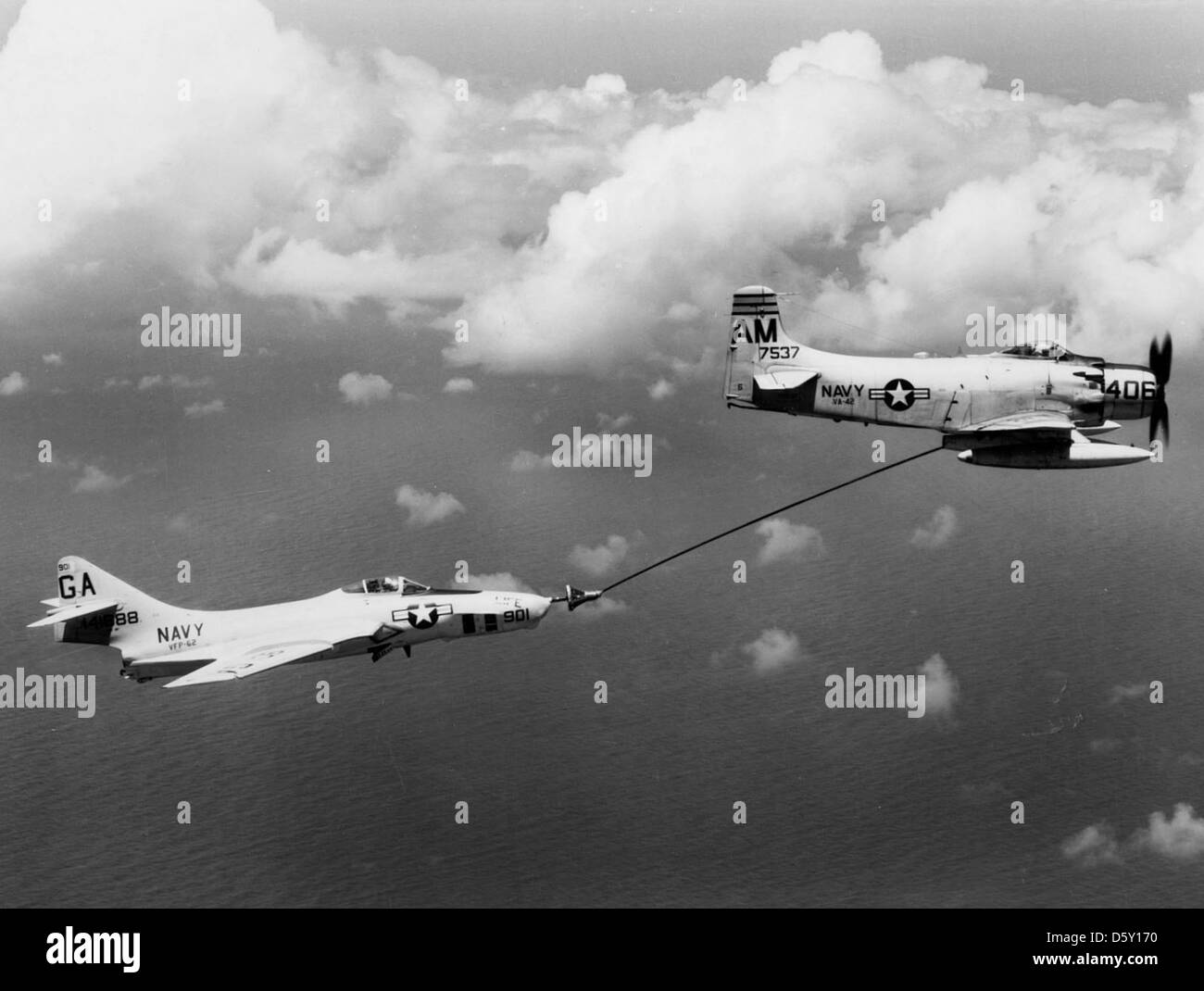 Un Douglas ad-6 Skyraider dello squadrone d'attacco va-42 "Green Pawns" rifornisce un Grumman F9F-6P Cougar dello squadrone di ricognizione fotografica VFP-62 "Fighting Photos". Lo Skyraider, un aereo d'attacco basato sulle portaerei, supportava vari ruoli nell'aviazione navale. Foto Stock