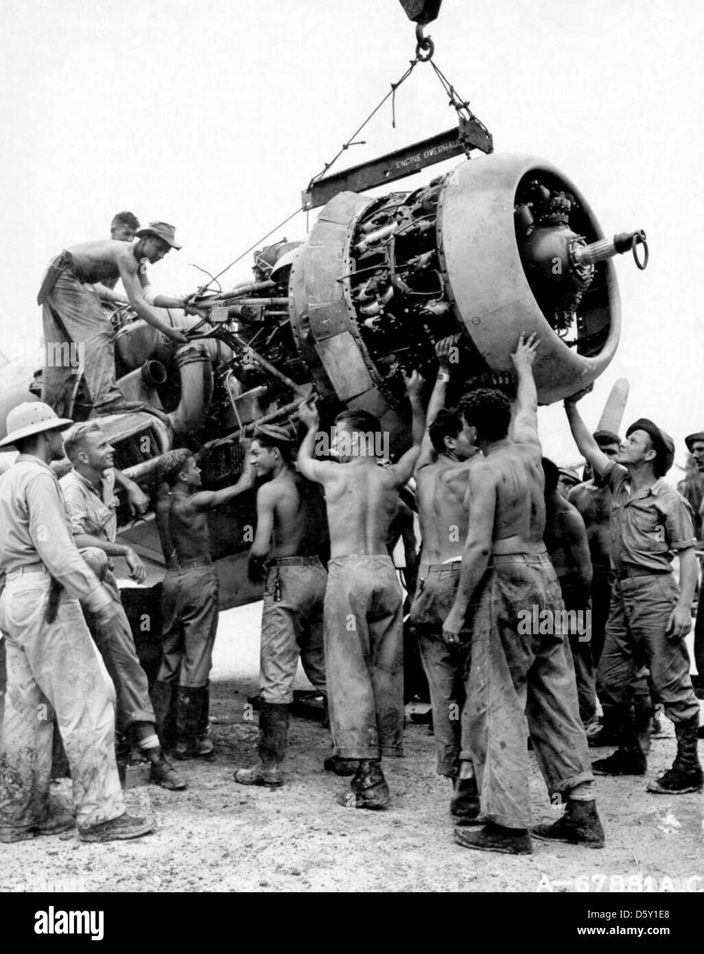 Il tenente (jg) Tom 'TK' Killefer del VF-17 sbarcò con la forza il suo Chance-Vought F4U Corsair sull'isola di Nissan durante una missione nel marzo 1944, durante la seconda guerra mondiale Foto Stock