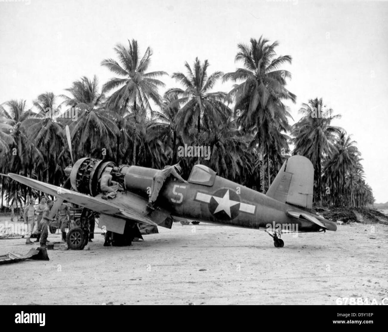 Il tenente(JG) Tom 'TK' Killefer di VF-17 Dopo un atterraggio forzato su Nissan isola nella sua Chance-Vought F4U 'Corsair", marzo 1944. Foto Stock