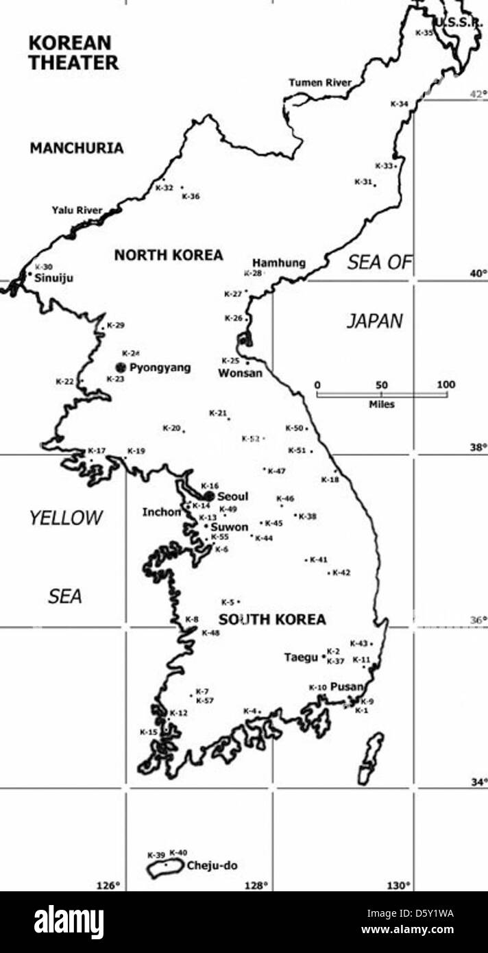 Una mappa del Teatro Coreano, raffigurante i luoghi geografici e militari chiave durante la guerra di Corea. Mette in evidenza le linee di fronte, le rotte di rifornimento e le battaglie principali, offrendo una panoramica della situazione militare strategica durante il conflitto. Foto Stock
