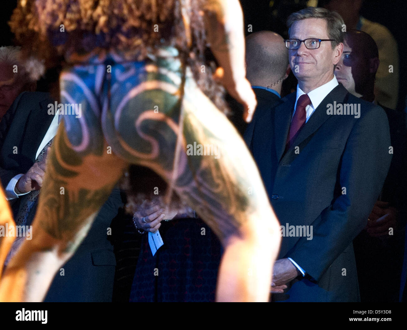 Il Ministro degli esteri tedesco Guido Westerwelle segue una tradizionale Maori danze tribali presso la Nuova Zelanda padiglione alla Fiera del Libro di Francoforte a Francoforte sul Meno, Germania, 09 ottobre 2012. I ballerini indossavano loincloths, aveva tattoo e portato spears. Il mondo la più grande fiera del libro è aperto dal 10 fino al 14 Ottobre. Foto: BORIS ROESSLER Foto Stock