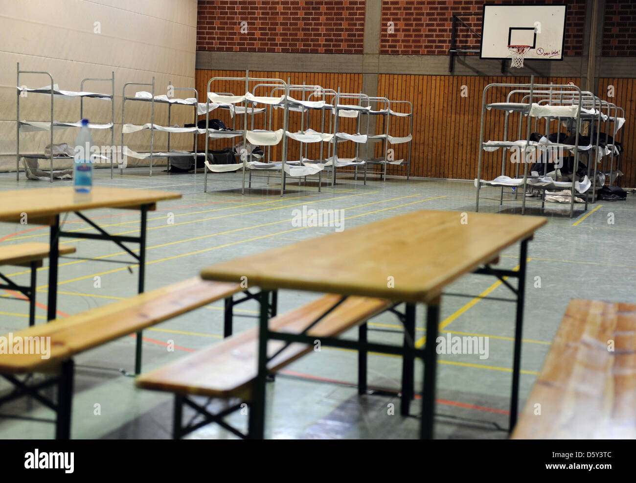 Refugee beds immagini & refugee beds fotos stock alamy Un letto di fortuna