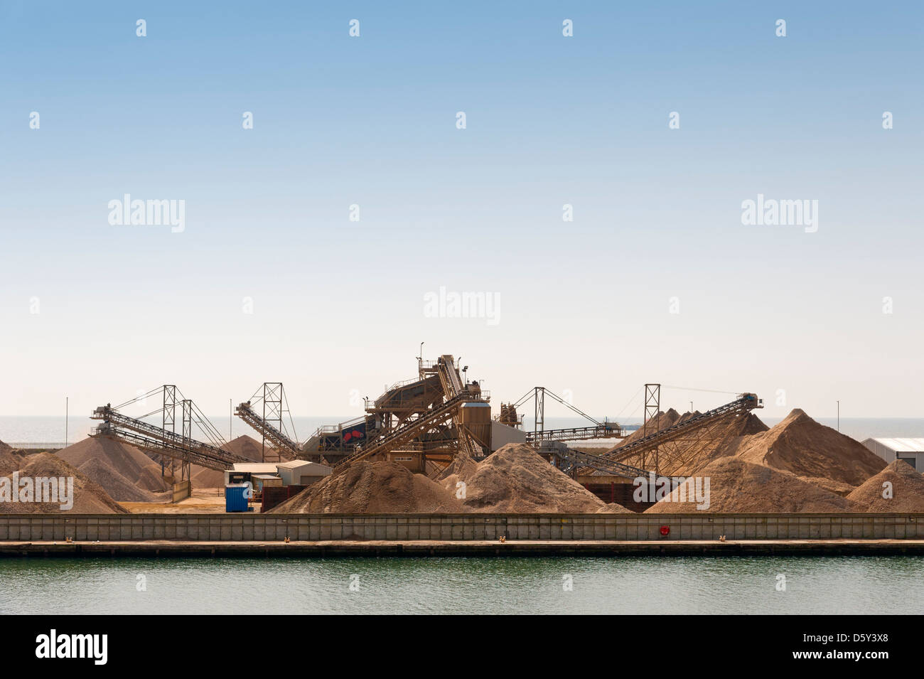 Enormi cumuli di aggregati presso un impianto di trasformazione industriale in Shoreham Harbour - Shoreham-da-Mare, East Sussex, Regno Unito Foto Stock