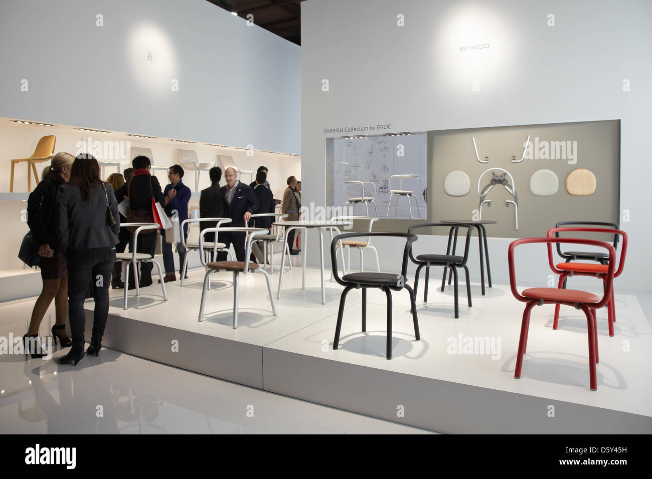 Milano, Italia. Il 9 aprile 2013. Konstantin Grcic sedie a Emeco stand durante il Salone Internazionale del Mobile furniture fair Foto Stock