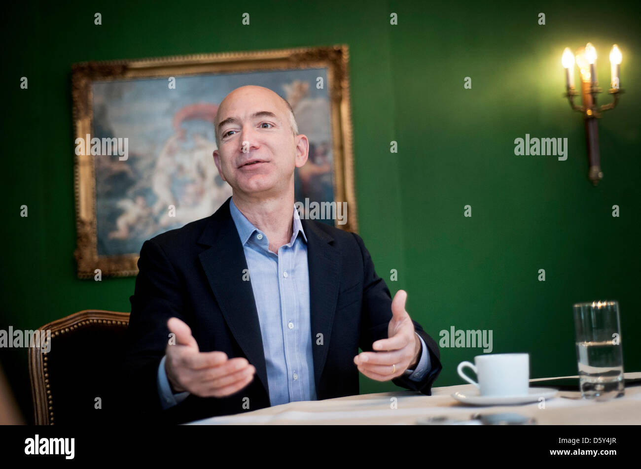 Attenzione le condizioni di embargo: 11 Ottobre 2012 07:00 pm - imprenditore americano, presidente e fondatore della società di internet Amazon, Jeff Bezos, parla al Bayerischer Hof a Monaco di Baviera, Germania. Egli ha discusso un articolo in "Fast Company' scritto un paio di mesi fa circa la "tech-war' tra Amazon, Apple, Google e Facebook. Foto: VICTORIA BONN-MEUSER Foto Stock