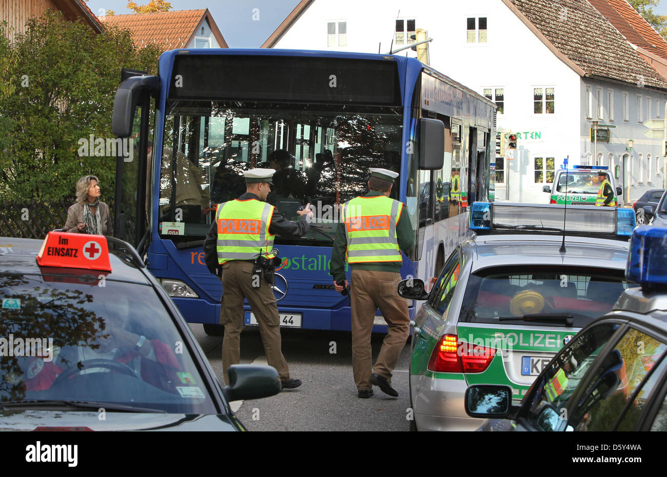 Un bus di scuola con distrutto windows è visibile di Marktoberdorf (Germania), 12 ottobre 2012. Cinque bambini sono stati feriti in un incidente causato da un mescolatore concreto, che ha colpito il bus di scuola durante la marcia all'indietro. Foto: KARL-JOSEF HILDENBRAND Foto Stock