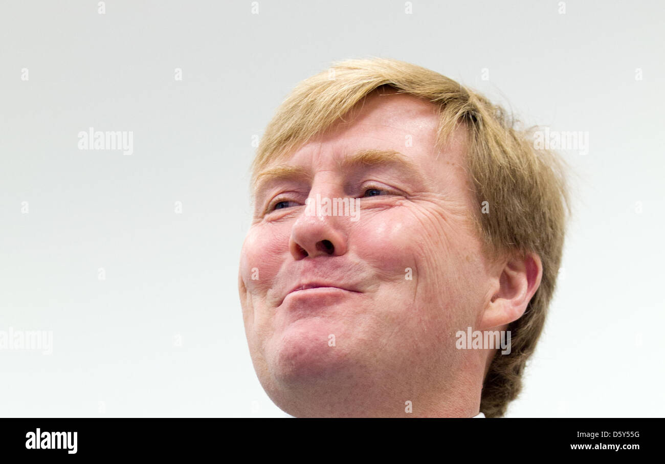 Corona olandese principe Willem-Alexander sorride all'Università a Osnabrück, Germania, 12 ottobre 2012. Il principe ha tenuto un discorso sul controllo dell'inquinamento idrico nella sua posizione di presidente della organizzazione indipendente "Segretario generale delle Nazioni Unite il Comitato consultivo in materia di acqua e strutture igieniche (UNSGAB). Opere UNSGAB sulla risoluzione in tutto il mondo i problemi d'acqua. Foto: Friso Gentsch Foto Stock