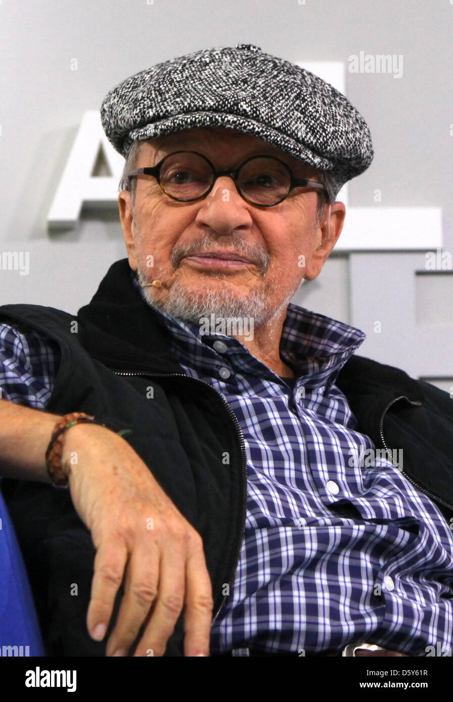 Artista argentino Guillermo Mordillo siede sulla fiera del libro "divano blu' alla Fiera del Libro di Francoforte sul Meno, Germania, 13 ottobre 2012. Foto: Susannah Vergau V. Foto Stock