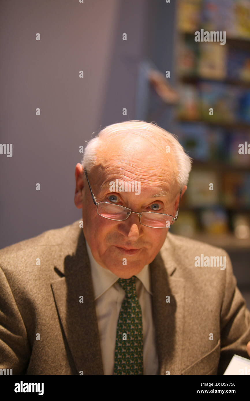 Contemporaneo tedesco storico e scienziato politico Hans-Peter Schwarz presenta la sua biografia "Helmut Kohl' alla Fiera del libro di Francoforte sul Meno, Germania, 10 ottobre 2012. Foto: Susannah Vergau V. Foto Stock