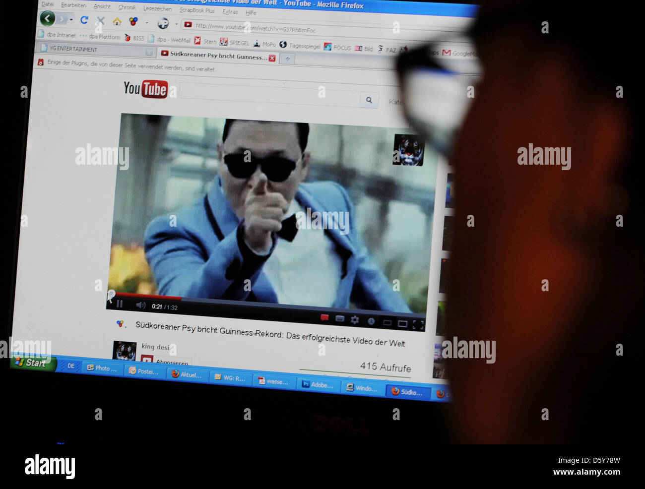 Una donna guarda una schermata con un video di youtube del sud coreano rapper Psy a Berlino, Germania, 14 ottobre 2012. Psy della hit 'Gangnam stile' saliti internation billboard grafici. Essa è il maggior successo di youtube video nella storia. Foto: Jens Kalaene Foto Stock
