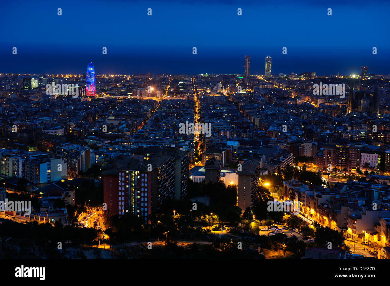 Lo skyline di Barcellona con Torre Agbar al crepuscolo, Barcellona, Spagna Foto Stock