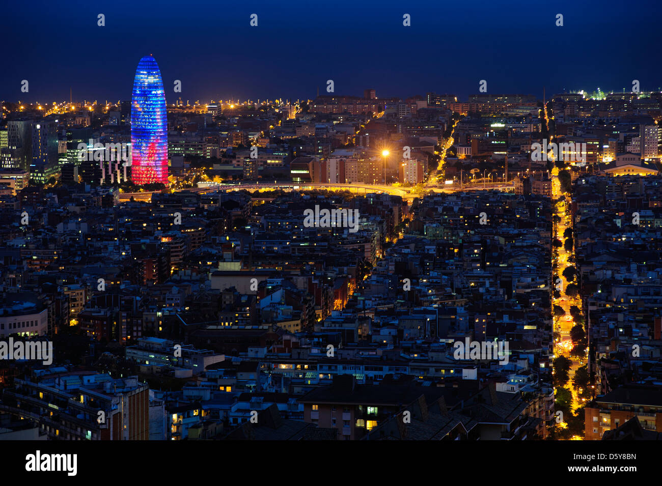 Lo skyline di Barcellona con Torre Agbar al crepuscolo, Barcellona, Spagna Foto Stock