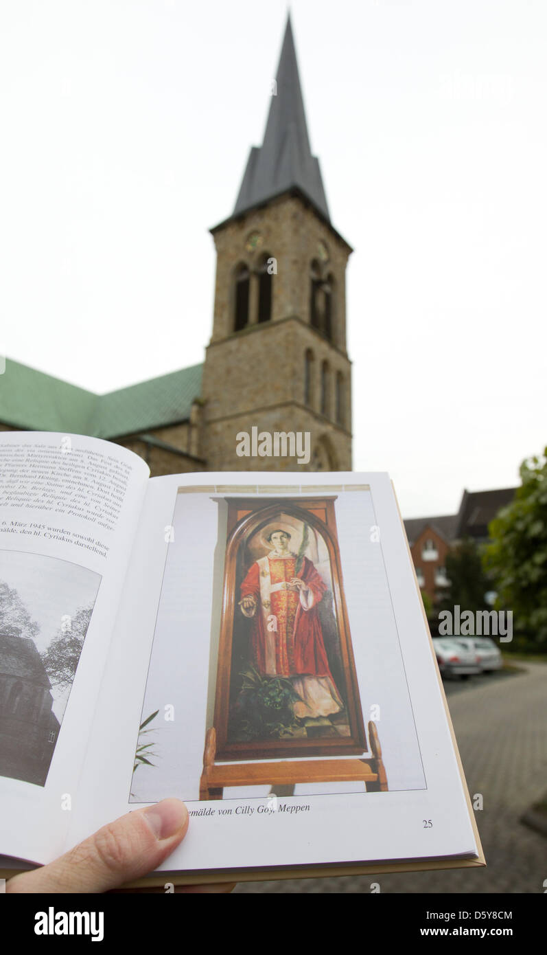 Illustrazione - un'immagine illustrata mostra un libro con una foto di San Ciriaco e il diavolo incatenato nella forma di un drago essendo tenuto di fronte a San Ciriaco chiesa in Salzbergen, Germania, 17 ottobre 2012. Autori sconosciuti tagliare il diavolo fuori del quadro con un coltello. Foto: FRISO GENTSCH Foto Stock