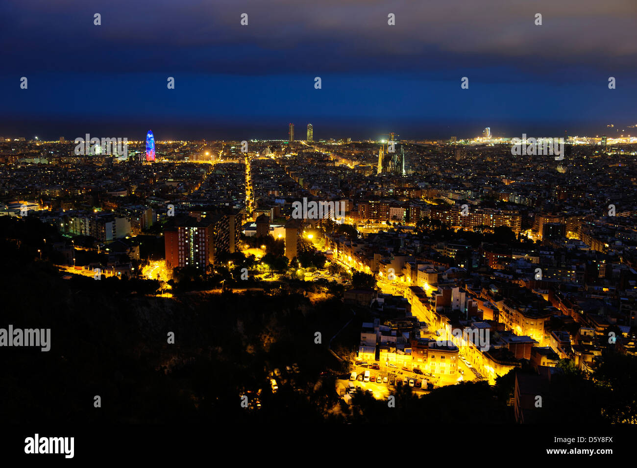 Lo skyline di Barcellona con Torre Agbar al crepuscolo, Barcellona, Spagna Foto Stock