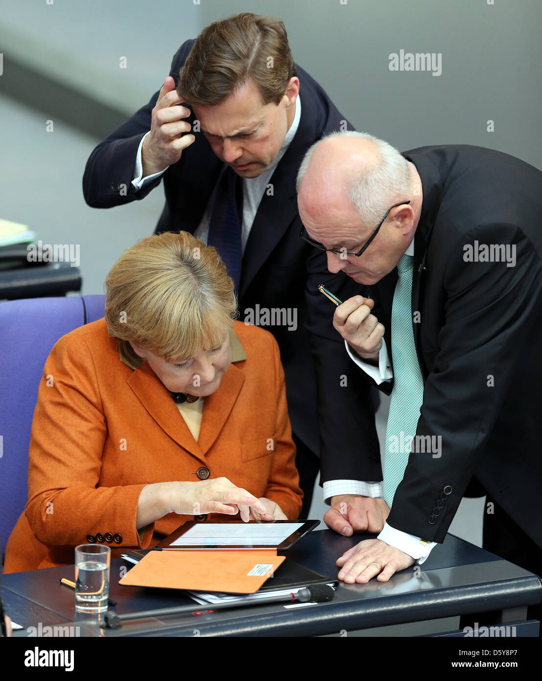 Il cancelliere tedesco Angela Merkel (L-R) parla con il portavoce del governo Steffen Seibert e presidente della CDU/CSU Volker Kauder presso il Bundestag a Berlino (Germania), 18 ottobre 2012. Foto: WOLFGANG KUMM Foto Stock