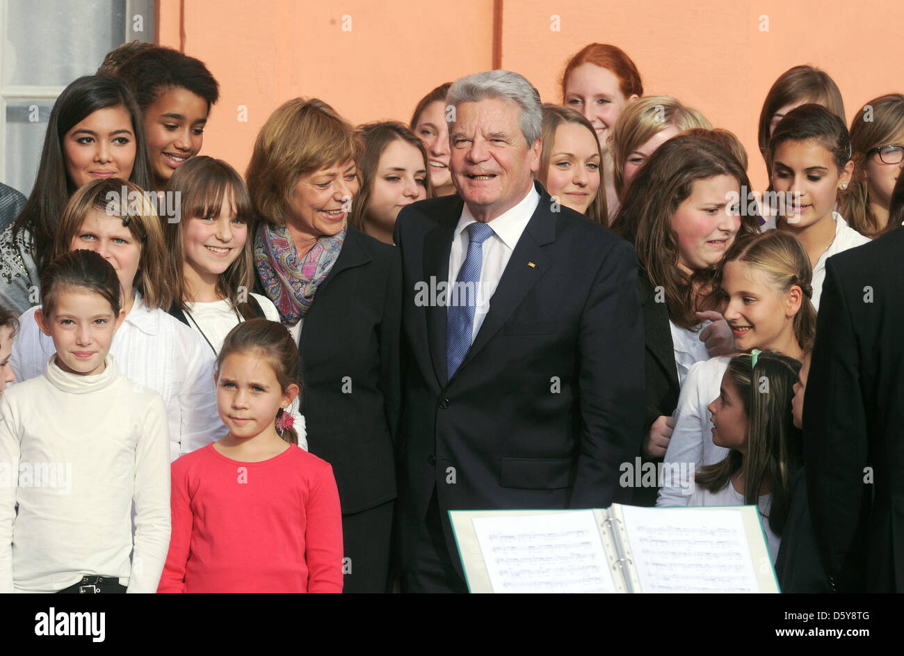 Il Presidente tedesco Joachim Gauck e il suo partnet Daniela Schadt (accanto a lui L) si erge tra un coro giovanile che ha salutato lui davanti di Rastatt Palace di Rastatt, Germania, 18 ottobre 2012. Gauck sta visitando il Memoriale per la libertà dei movimenti nella storia tedesca nel palazzo. Foto: ULI DECK Foto Stock