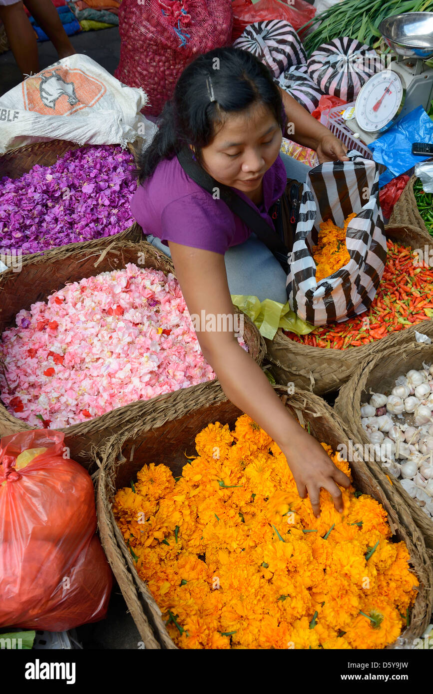 Indonesia, Bali, la vendita di fiori per offrire al mercato di Ubud Foto Stock