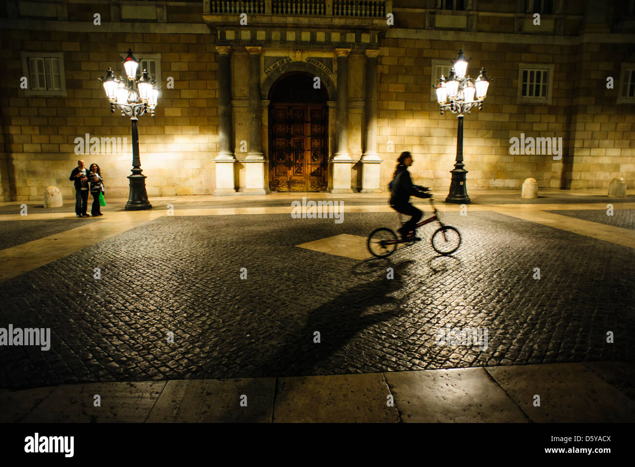 Una donna in sella a una moto nella parte anteriore del governo catalano, Barcelona, Spagna. Foto Stock