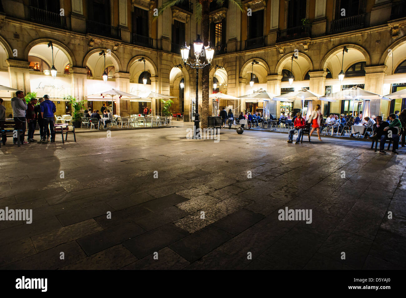 Scena notturna al 'Plaza Real di Barcellona, Spagna. Foto Stock