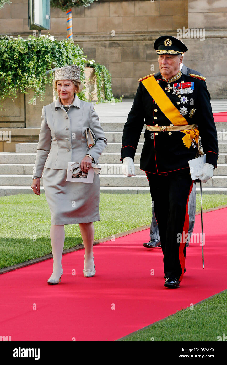 Il re Harald e la regina Sonja di Norvegia durante le nozze del principe Guillaume, il granduca ereditario del Lussemburgo e la Contessa Stéphanie de Lannoy presso la Cattedrale di Nostra Signora della città di Lussemburgo, sabato 20 ottobre 2012. Foto: Patrick van Katwijk / Paesi Bassi fuori Foto Stock