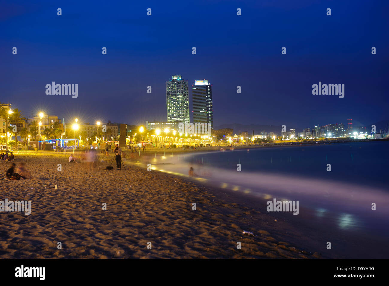 Vista dell'Hotel Arts e la Torre Mapfre dalla spiaggia di Barceloneta, Barcelona, Spagna. Foto Stock