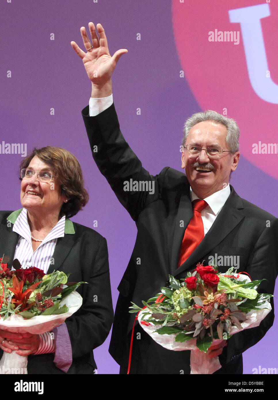 Il sindaco di Monaco Christian Ude (SPD) celebra la sua nomina come primo candidato del DOCUP per il Land della Baviera elezioni 2013 Prossimo ot la moglie Edith von Welser-Ude al regionale bavarese conferenza di partito del DOCUP in Nuremberg, Germania, 21 ottobre 2012. Foto: DANIEL KARMANN Foto Stock