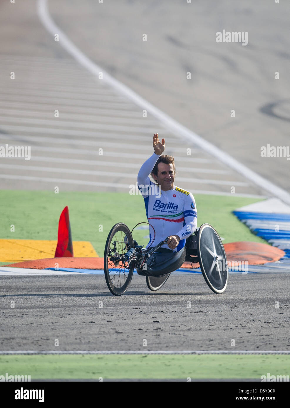 Handbiker ed ex driver racing Alex Zanardi rigidi sulla pista di Hockenheim prima dell'ultima gara della stagione della Deutsche Tourenwagen Meisterschaft (DTM) di Hockenheim, in Germania, il 21 ottobre 2012. Foto: UWE ANSPACH Foto Stock