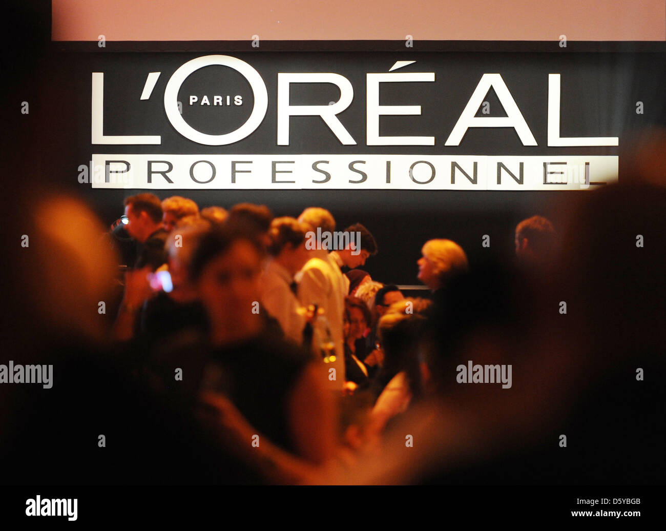 L'Oreal il logo è messo fino al gala di apertura del parrucchiere tendenza mostra "Vision 2013" presso Hotel Estrel di Berlino, Germania, 21 ottobre 2012. Foto: Jens Kalaene Foto Stock