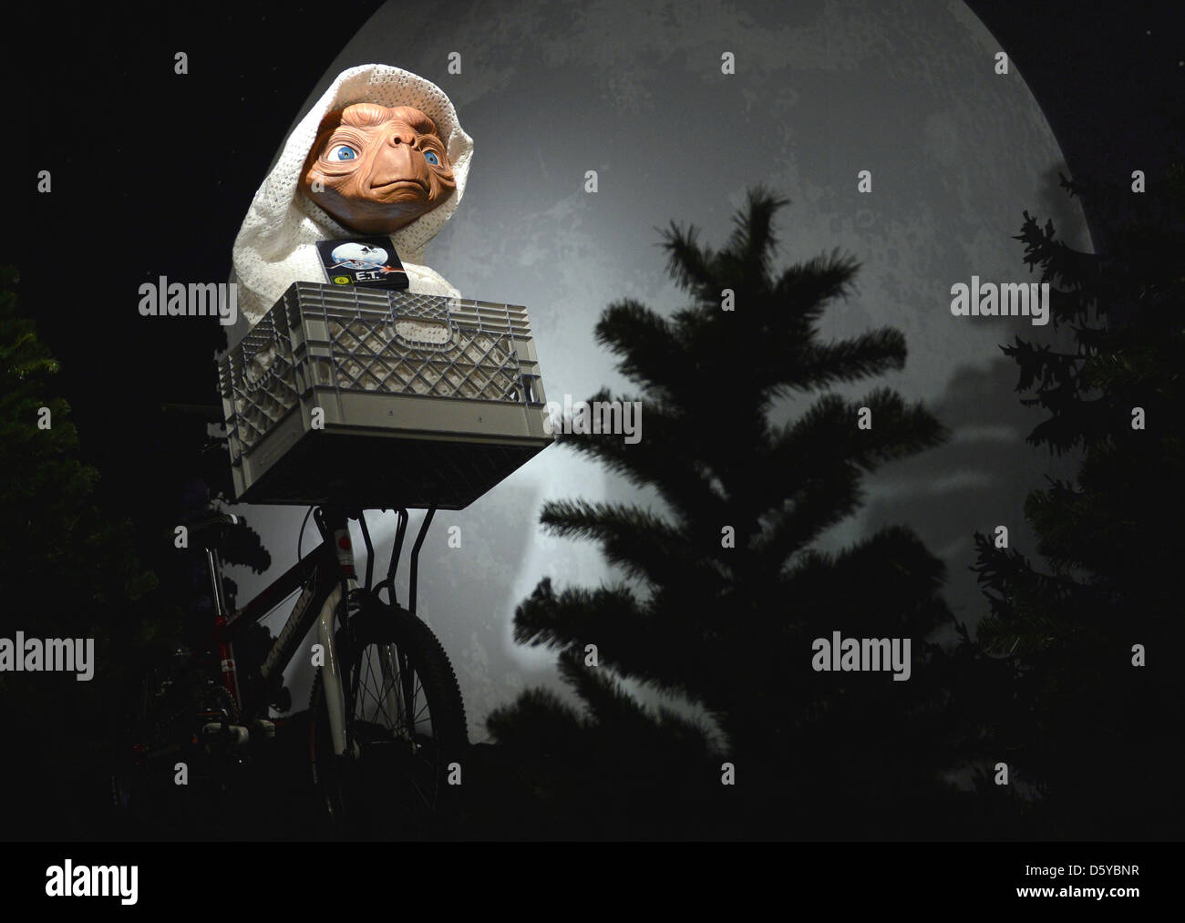 Die Wachsfigur aus dem Film 'E.T.' ist am 22.10.2012 im Wachsfigurenkabinet Madame Tussauds a Berlino zu sehen. Der Außerirdische ist ab sofort unter den vielen erfolgreichen Persönlichkeiten im Wachsfigurenkabinet zu bewundern. Foto: Britta Pedersen/dpa +++(c) dpa - Bildfunk+++ Foto Stock