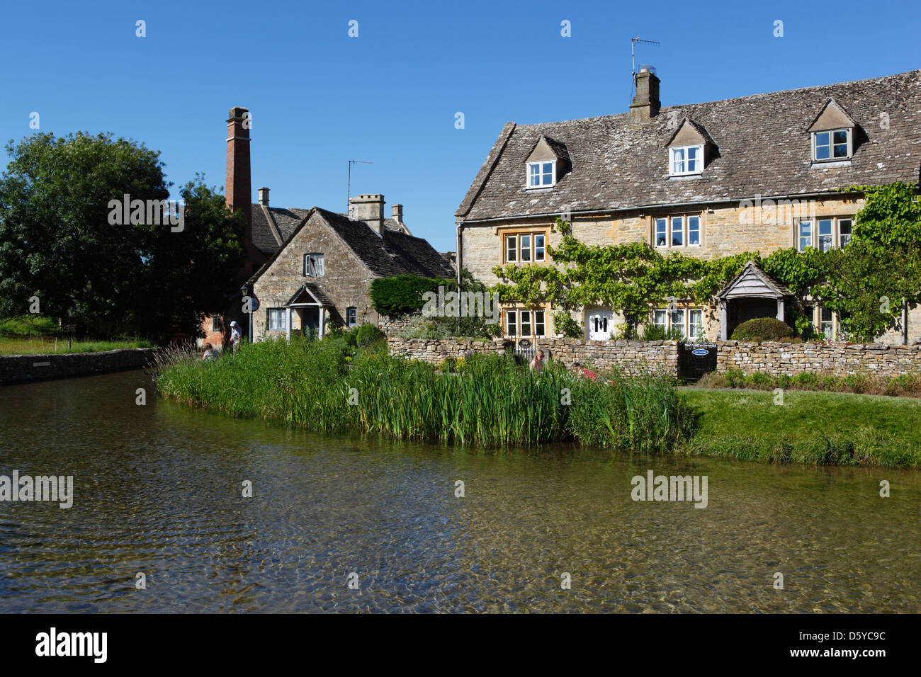 Cotswold cottage e il vecchio mulino sul fiume Eye Foto Stock