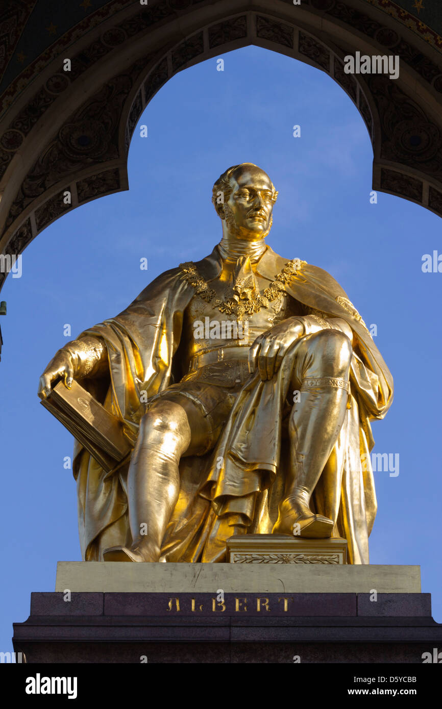 Statua dorata di Prince Albert all'Albert Memorial in Kensington Gardens Foto Stock