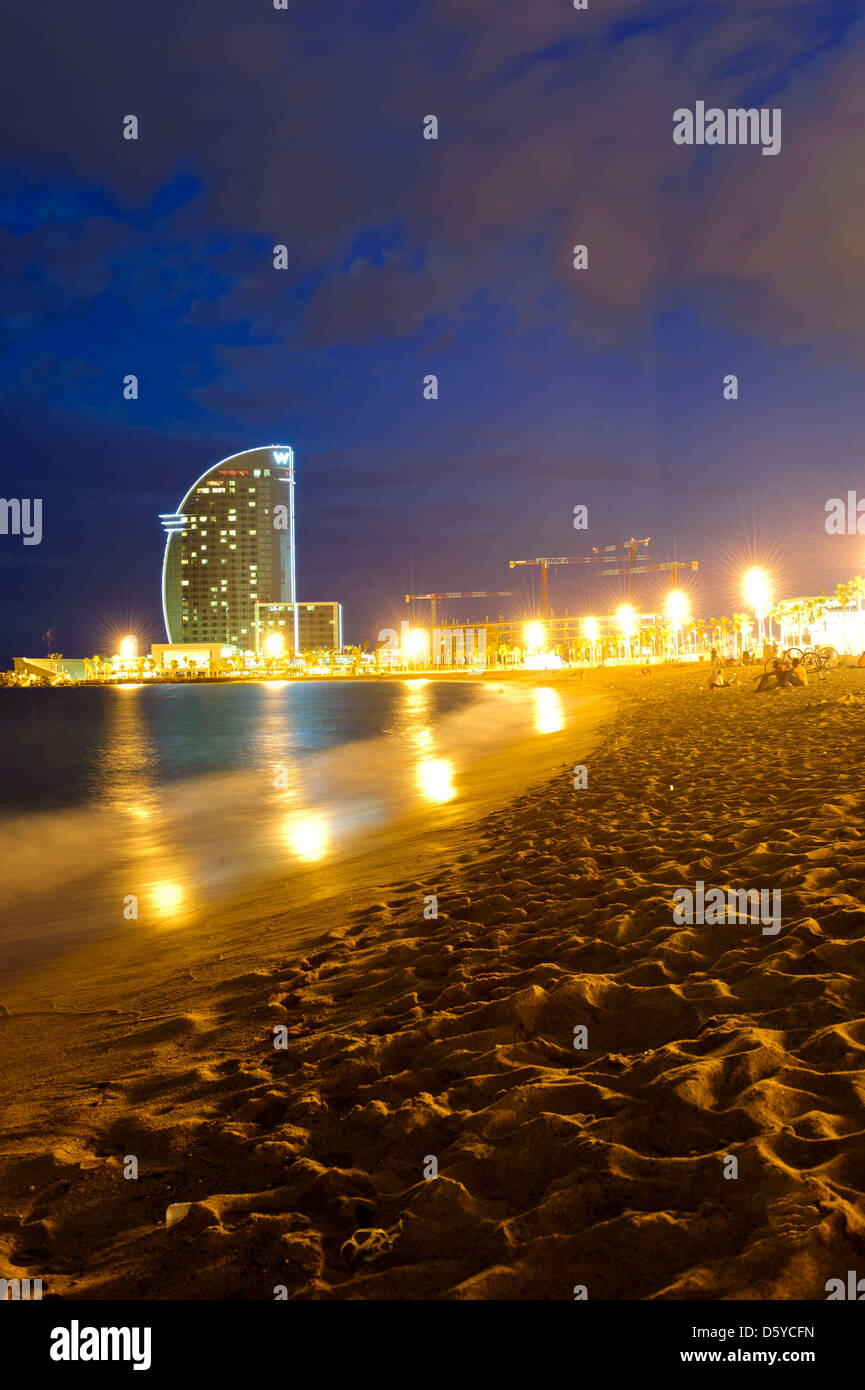 Vista del lussuoso Hotel W da la spiaggia di Barceloneta, Barcelona, Spagna. Foto Stock