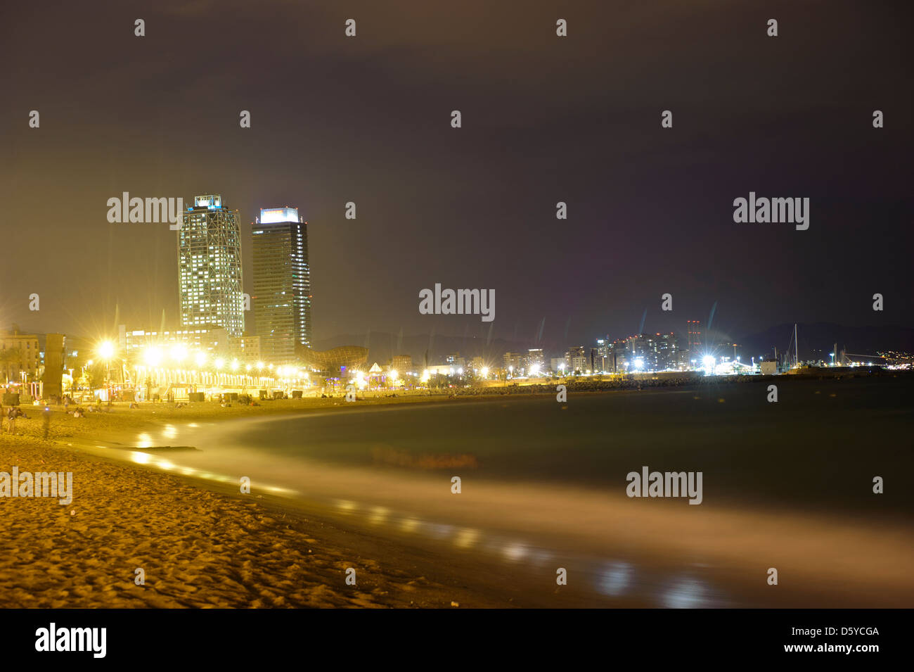 Vista dell'Hotel Arts e la Torre Mapfre dalla spiaggia di Barceloneta, Barcelona, Spagna. Foto Stock