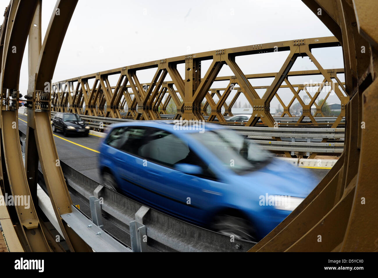 La prima auto vanno oltre il ponte temporaneo sulla autostrada A57 nei pressi di Dormagen, Germania, 04 aprile 2012. Dopo 7 settimane di chiusura a causa di un incendio appiccato da uno sconosciuto incendiario di distruggere il ponte e causando un multi-veicolo incidente, Autobahn 57 è stata aperta al traffico di nuovo mercoledì pomeriggio. In un giorno normale, 70.000 vehichles viaggiare lungo la A57. Due ponti temporanei sono state e Foto Stock