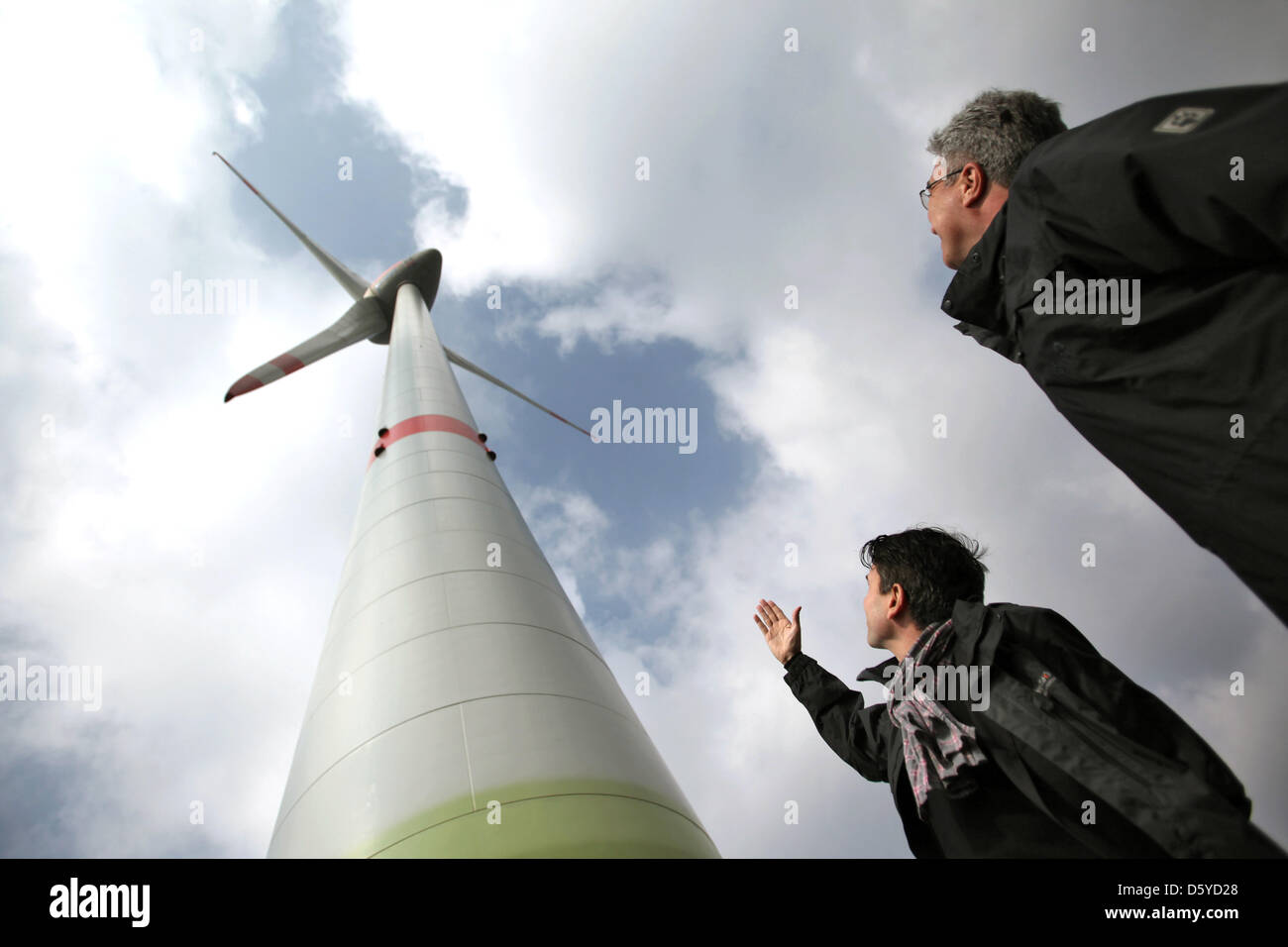 Il ministro degli Interni della Renania Palatinato, Roger Lewentz (R), sorge accanto al CEO di energia che alimenta le aziende "JUWI', Matthias Willenbacher, come egli visita un onshore turbina eolica vicino a Kirchheimbolanden, Germania, 04 aprile 2012. Foto: Fredrik von Erichsen Foto Stock