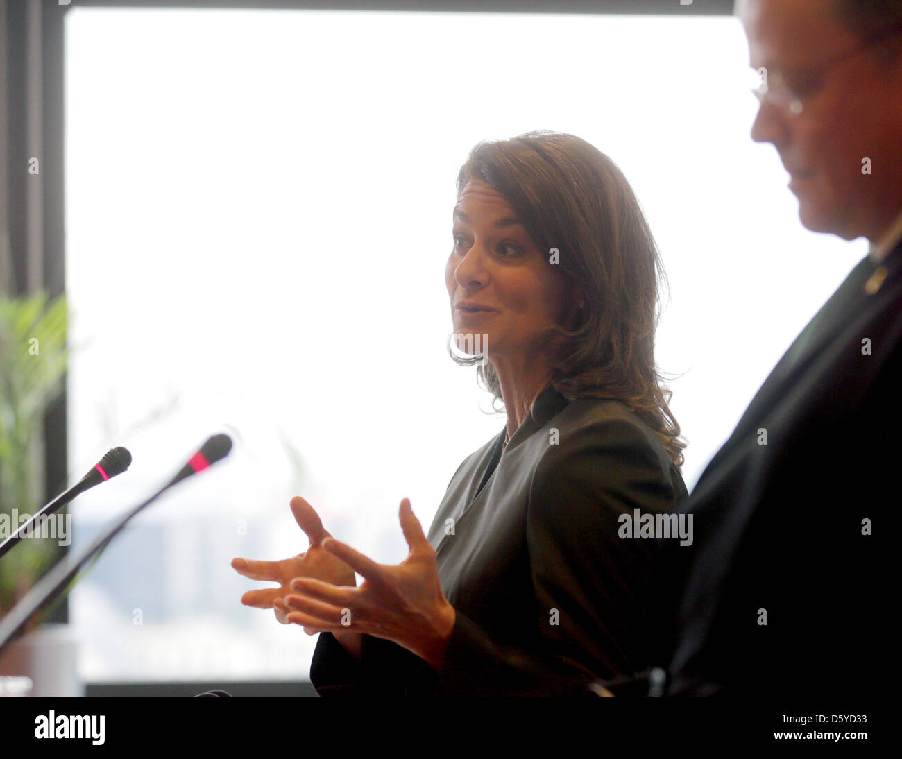 Melinda Gates, presidentessa della Bill and Melinda Gates Foundation per gli aiuti internazionali allo sviluppo, un Ministro tedesco per la Cooperazione Economica e lo sviluppo Dirk Niebel parla durante una conferenza stampa a Berlino, Germania, 05 aprile 2012. Il governo tedesco si estende la sua cooperazione con la fondazione. Foto: KAY NIETFELD Foto Stock