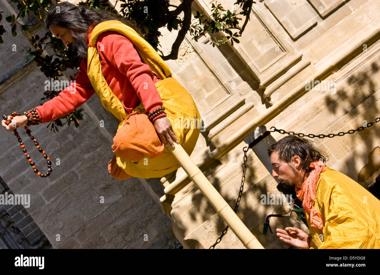 Indiano intrattenitori di strada facendo bilanciamento atto Siviglia Andalusia Spagna Europa Foto Stock