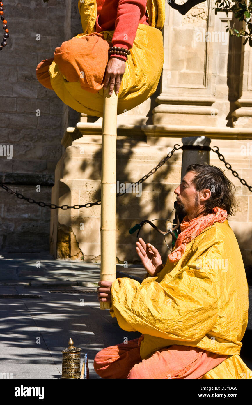 Indiano intrattenitori di strada facendo bilanciamento atto Siviglia Andalusia Spagna Europa Foto Stock