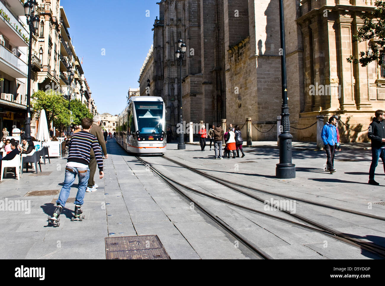 Il tram e il rullo pattinatore su Avenida de la Constitucion Siviglia Andalusia Andalusia Spagna Europa Foto Stock