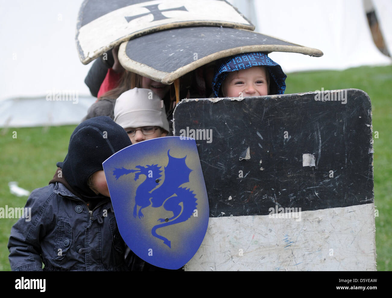 I bambini vestiti da un cavaliere nascondere dietro le protezioni presso la  Zitadelle di Spandau a Berlino, Germania, 07 aprile 2012. La vita medievale  è presentato durante la Pasqua Knight Spectaculum con