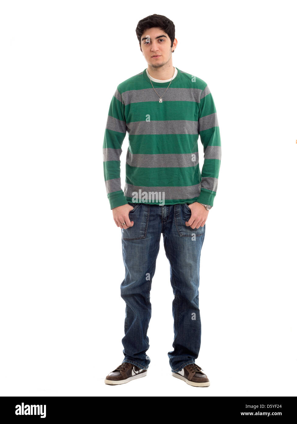 A piena lunghezza Ritratto di giovane con le mani nelle tasche isolati su sfondo bianco Foto Stock
