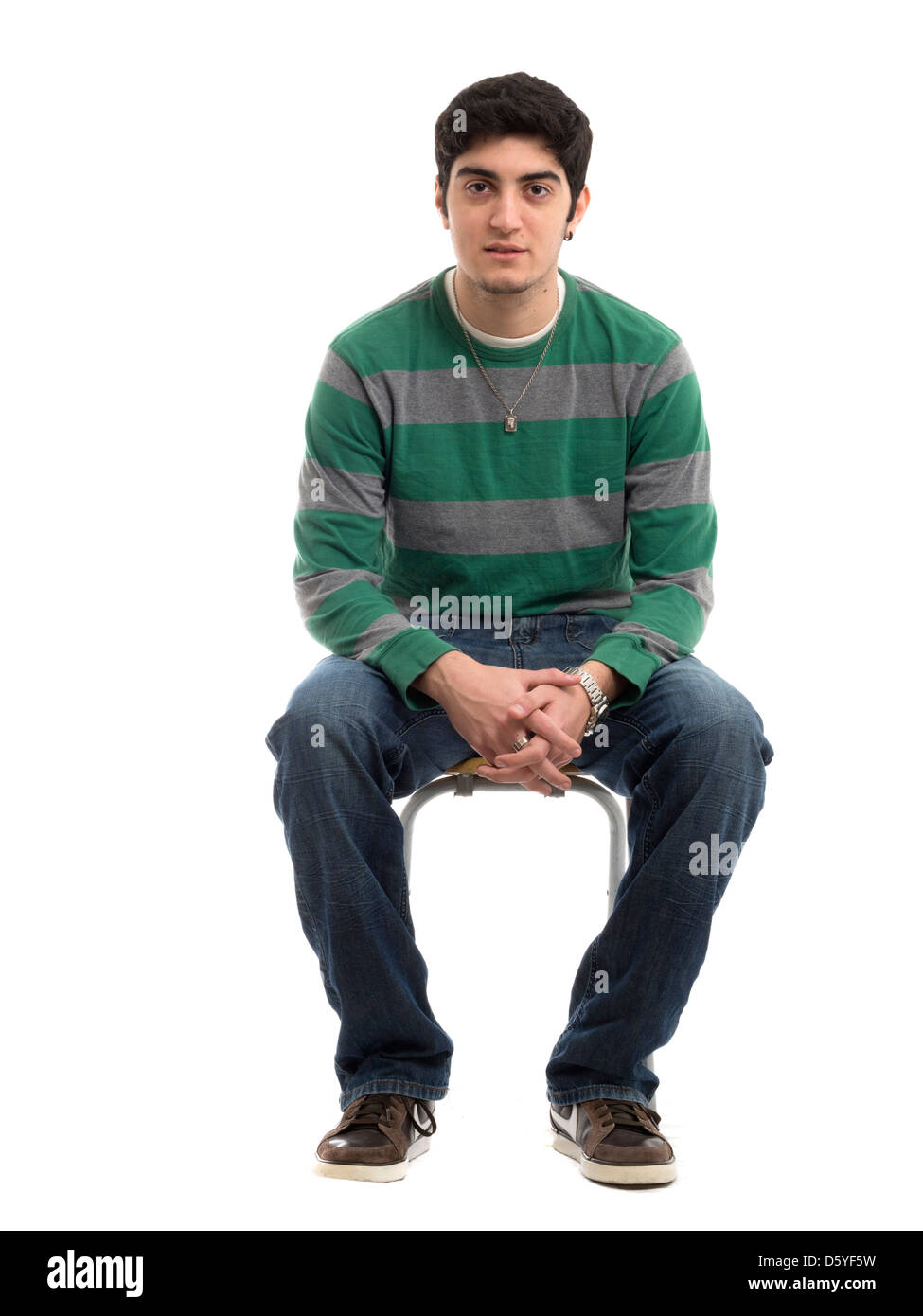 Ritratto di giovane uomo seduto isolato su sfondo bianco Foto Stock