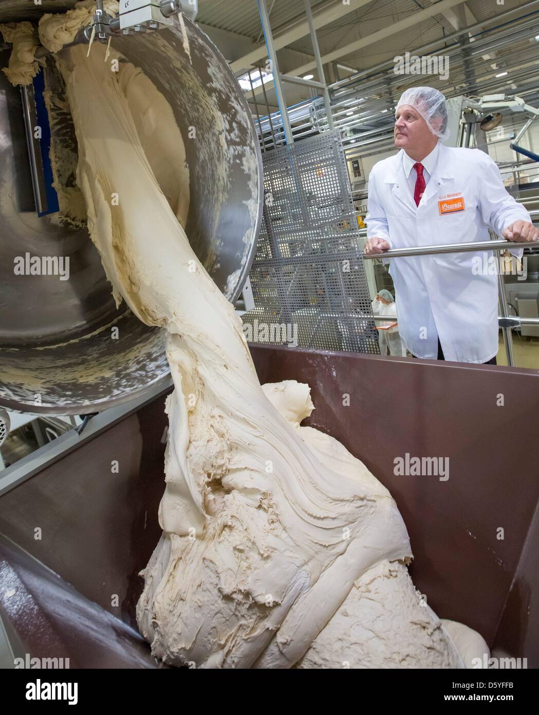 Proprietario Carl-Juergen Brandt guarda la produzione di biscotti zwieback impasto in Ohrdruf, Germania, 23 ottobre 2012. Brandt festeggia il suo centesimo anniversario quest'anno. La posizione in Ohrdruf è stato per dieci anni. 8 milioni di zwieback biscotti sono fatte qui tutti i giorni e 170 persone lavorano in fabbrica. Questo anno un pollice-chiodo dimensioni micro mini varietà è stato anche aggiunto al Foto Stock