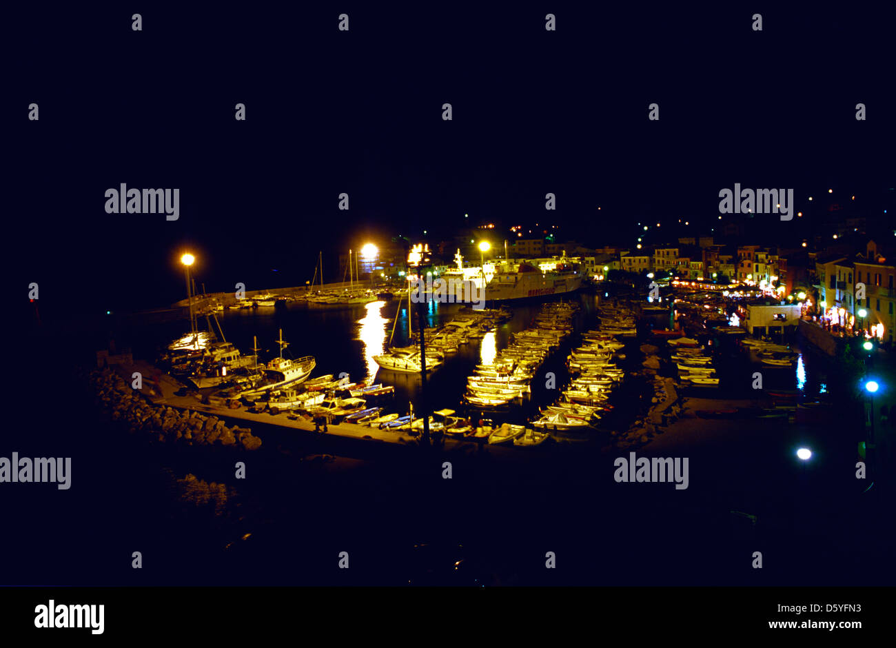 La visione notturna di Isola del Giglio, la Toscana, il Mar Mediterraneo, Italia Foto Stock