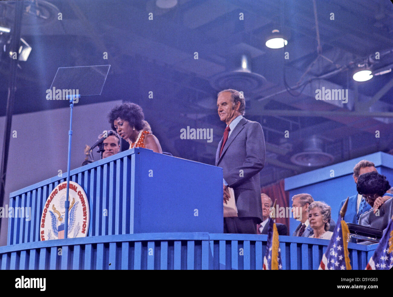 Stati Uniti il senatore George McGovern (Democratico del Sud Dakota) accetta il 1972 il Partito Democratico nomina a Presidente degli Stati Uniti presso la parte di convenzione al Miami Beach Convention Center a Miami in Florida il giovedì, 13 luglio 1972..Credit: Arnie Sachs / CNP Foto Stock