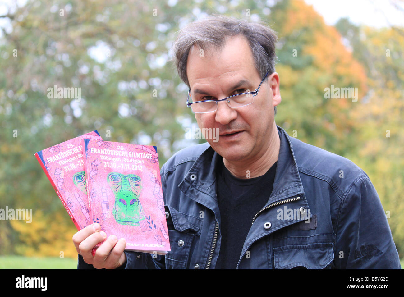 Direttore della French Film Festival Tuebingen-Stuttgart, Christopher Buchholz, pone con due lembi di programma a Tubinga, Germania, 24 ottobre 2012. Il festival del film getta uno sguardo umoristico sul film francofono landscapem specialmente in Africa. Il film festival avrà inizio il 31 ottobre 2012. Foto: Marc Herwig Foto Stock